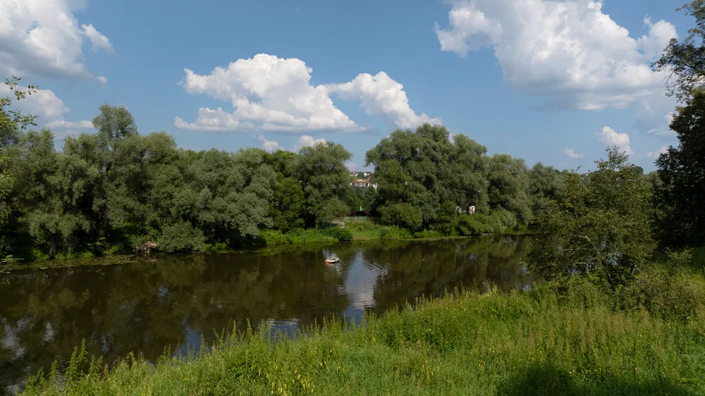 Река Нара у границы участка
